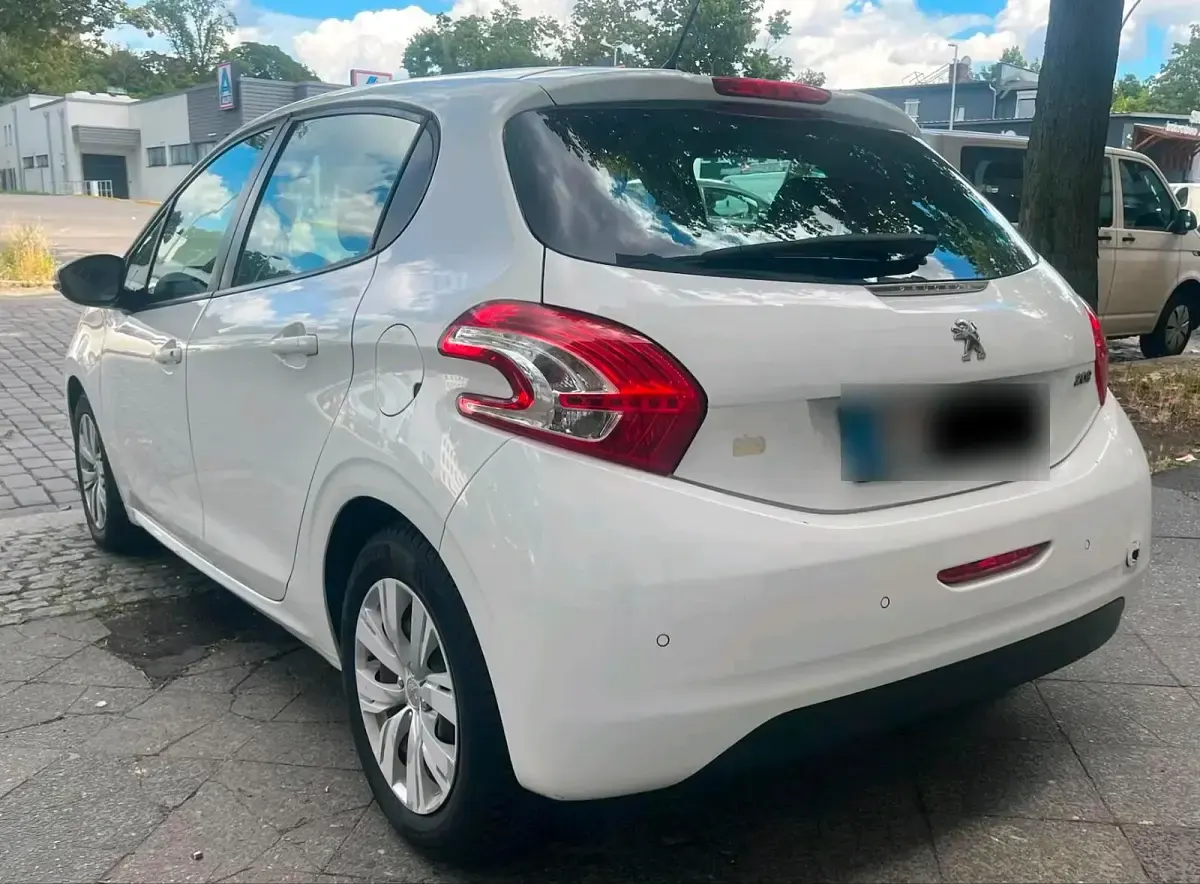Gebraucht Peugeot 208 68 PS (50 kW) 2014 Weiß Kleinwagen