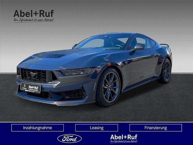 Dunkelblau (metallic) Gebraucht 2024 Ford Mustang Fastback Kleinwagen | 55.479 € - Bild 1/4