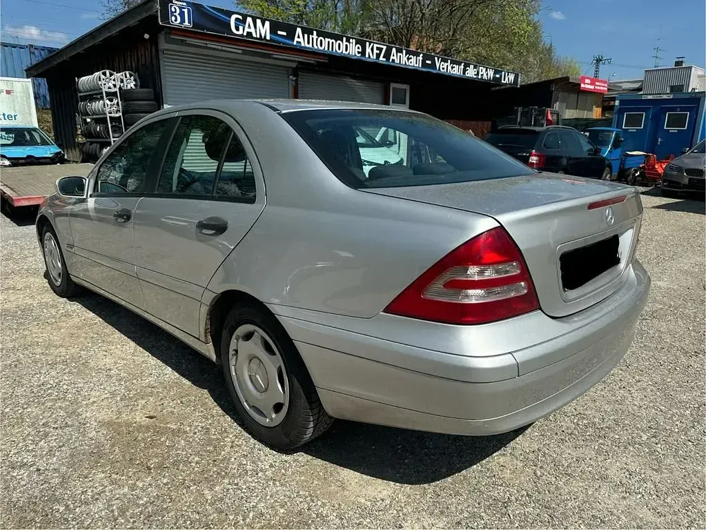 Second-hand Mercedes C200 Classic 116 CP (85 kW) 2002 Argintiu Berlinǎ