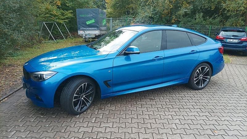 Blau Gebraucht 2019 BMW 320 Gran Turismo M Sport Limousine | 25.500 € (Fairer Preis) - Bild 1/4