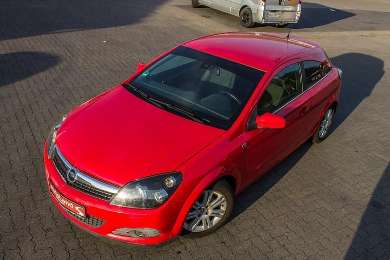 Rot Gebraucht 2009 Opel Astra GTC Limousine | 2.699 € (Fairer Preis) - Bild 1/4