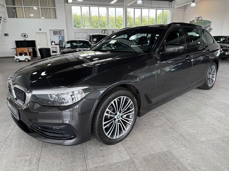 Grau Gebraucht 2020 BMW 530 Sport Line Kombi | 29.950 € (Fairer Preis) - Bild 1/4