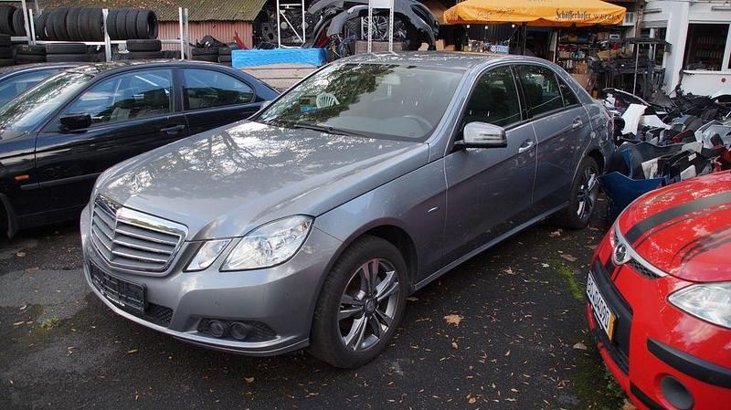 Silber Gebraucht 2010 Mercedes E200 Limousine | 9.999 € (Fairer Preis) - Bild 1/4
