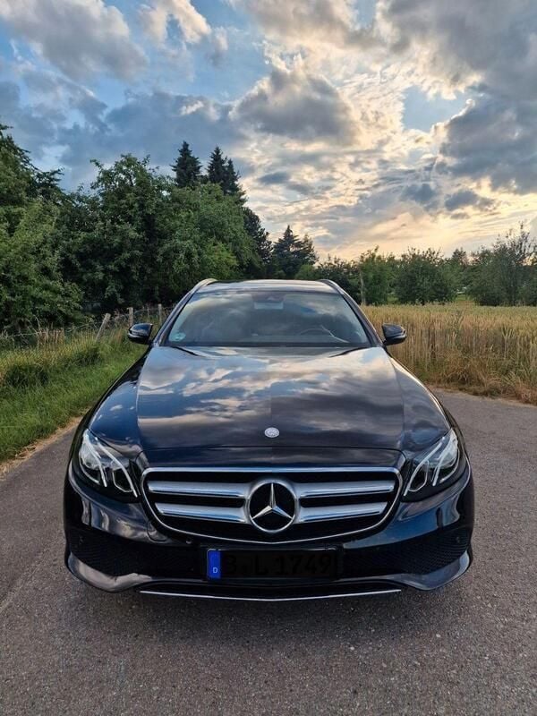 Schwarz Gebraucht 2017 Mercedes E200 Kombi | 24.900 € (Guter Preis) - Bild 1/4