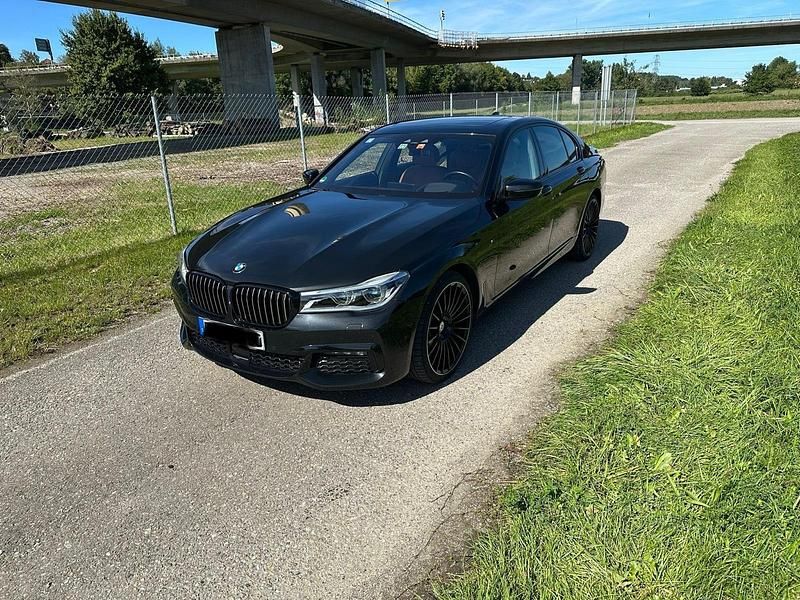 Schwarz Gebraucht 2018 BMW 750 Limousine | 40.500 € (Fairer Preis) - Bild 1/4