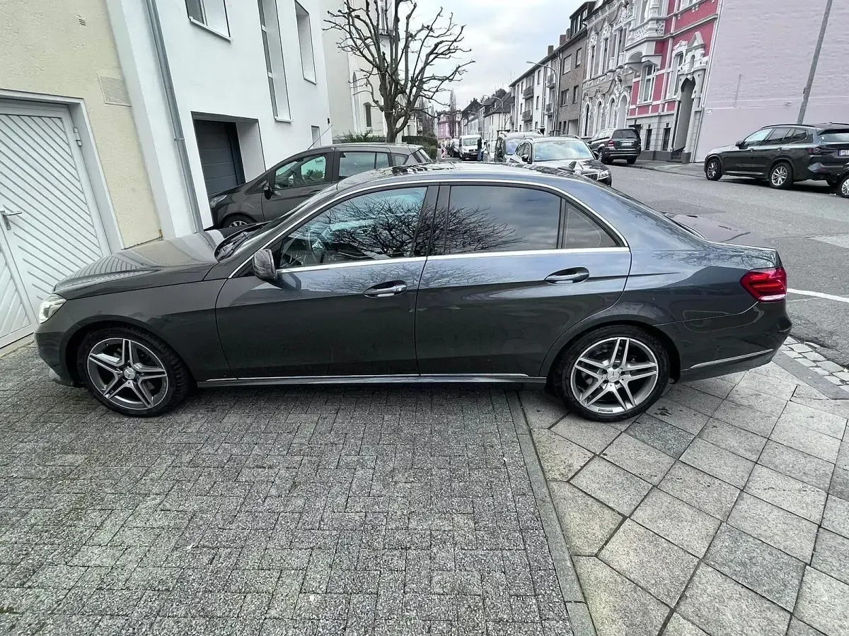 Używany Mercedes E250 Avantgarde 204 KM (150 kW) 2014 Niebieski Sedan/Limuzyna