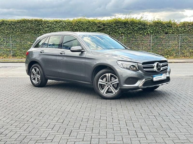 Grau Gebraucht 2017 Mercedes GLC250 SUV | 22.790 € (Guter Preis) - Bild 1/4