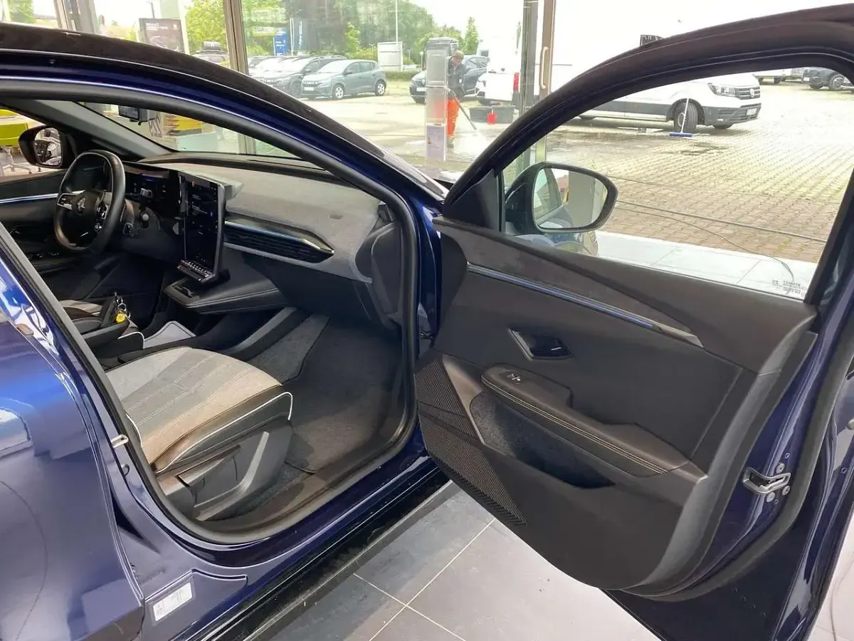 Gebraucht Renault Megane E-Tech Komfort 160 kW (218 PS) 2023 Nachtblau, dach bla Limousine
