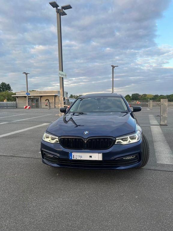 Blau Gebraucht 2017 BMW 520 Sport Line Limousine | 22.950 € (Fairer Preis) - Bild 1/4