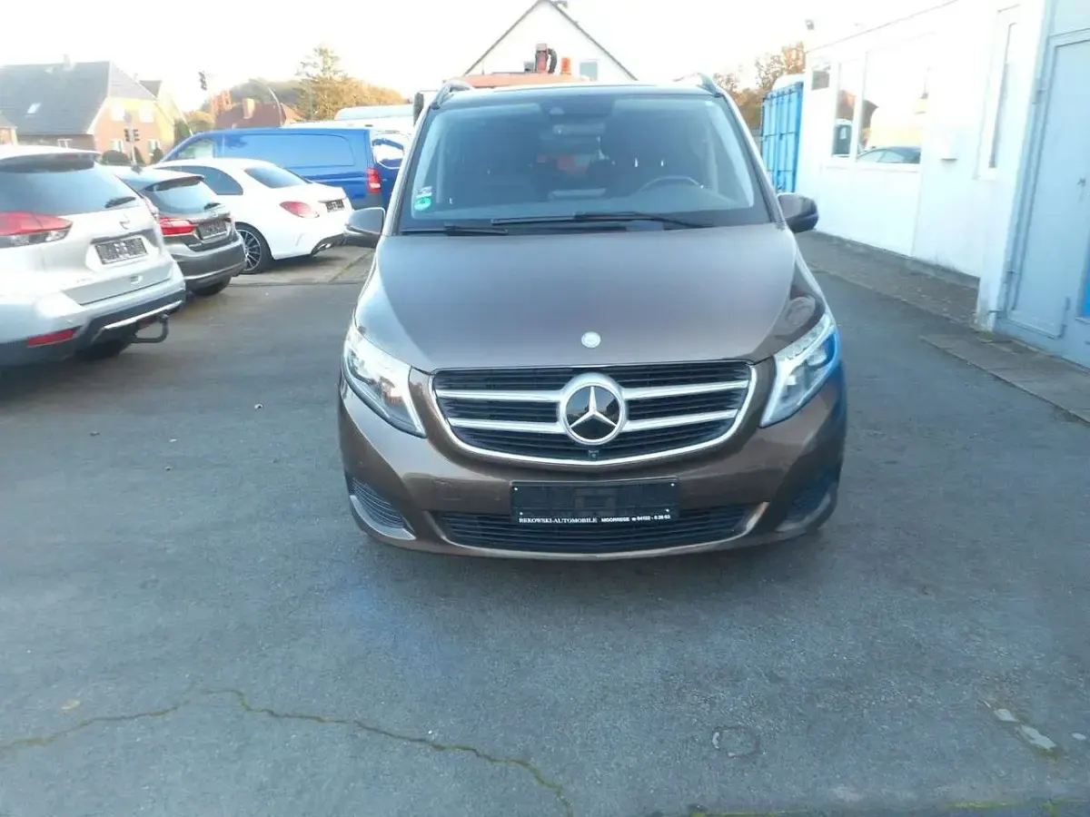 Gebraucht Mercedes V250 Avantgarde Edition 190 PS (139 kW) 2017 Braun Van / Kleinbus