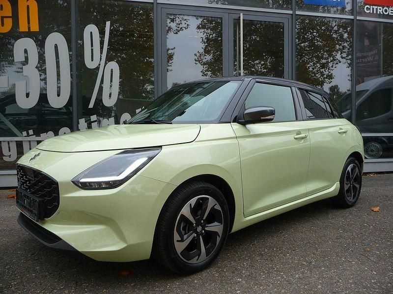 Grün Gebraucht 2025 Suzuki Swift Comfort Kleinwagen | 18.950 € (Teuer) - Bild 1/4