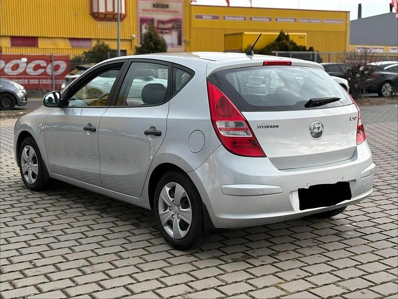 Gebraucht Hyundai i30 109 PS (80 kW) 2010 Grau Limousine