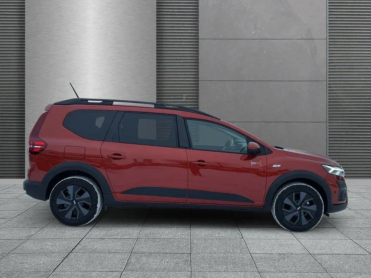 Neu Dacia Jogger Expression 101 PS (74 kW) 2025 Terracottabraun Van / Kleinbus