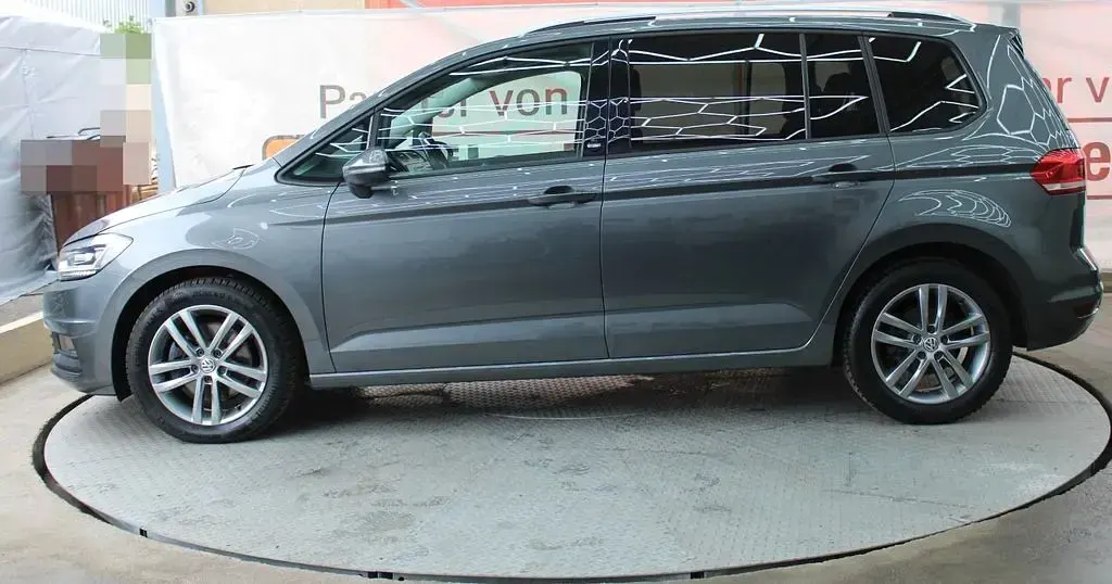 Używany VW Touran 150 KM (110 kW) 2017 Szary Minivan