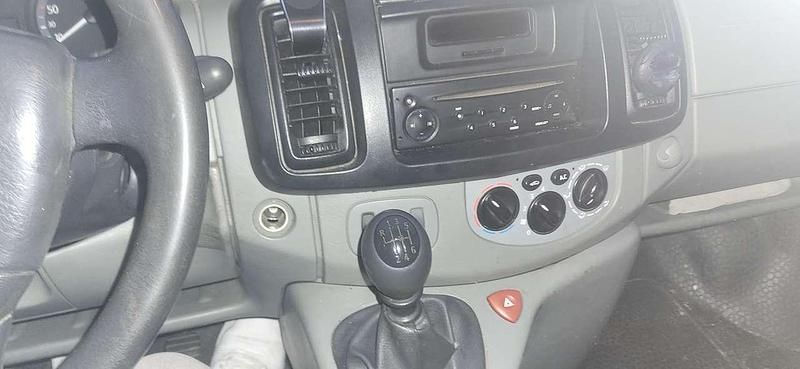 Gebraucht Renault Trafic Komfort 114 PS (83 kW) 2008 Silber Van / Kleinbus