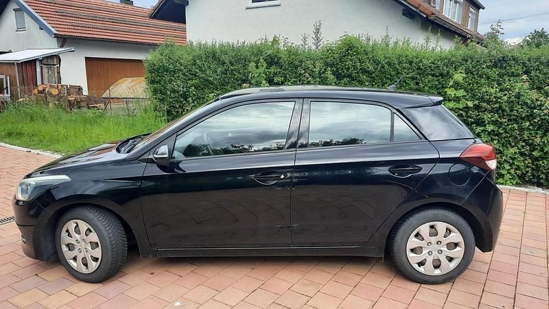 Schwarz Gebraucht 2016 Hyundai i20 Kleinwagen | 3.500 € - Bild 1/4