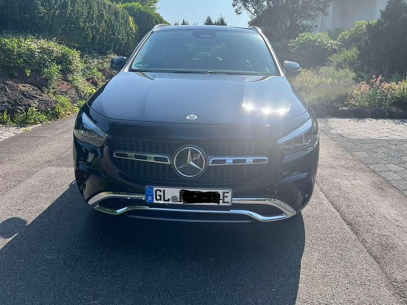 Schwarz Gebraucht 2024 Mercedes GLA180 SUV | 39.000 € - Bild 1/4