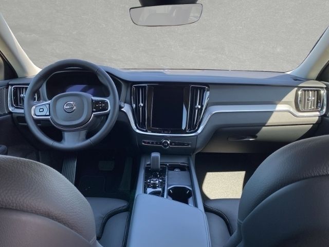 Gebraucht Volvo V60 Plus 197 PS (144 kW) 2024 Crystal white pearl / metallic Kombi