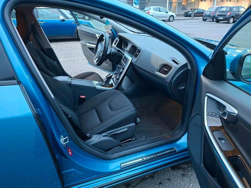 Gebraucht Volvo V60 150 PS (110 kW) 2016 Blau Kombi