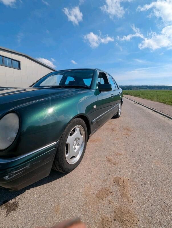 Grün Gebraucht 1998 Mercedes E240 Limousine | 4.200 € (Fairer Preis) - Bild 1/4