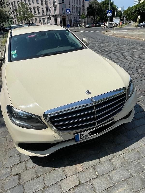 Andere farben Gebraucht 2017 Mercedes E500 Limousine | 11.500 € - Bild 1/3