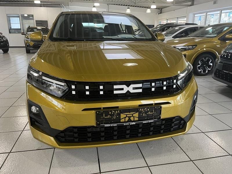 Neu Dacia Sandero Comfort 101 PS (74 kW) 2025 Amber yellow Limousine