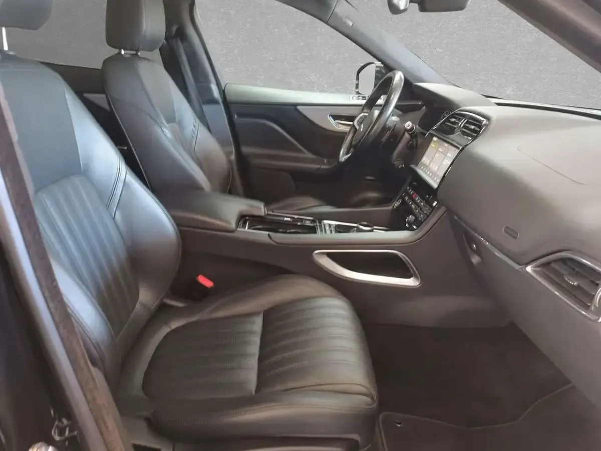 Gebraucht Jaguar F-Pace Portfolio 300 PS (220 kW) 2020 Santorini black SUV
