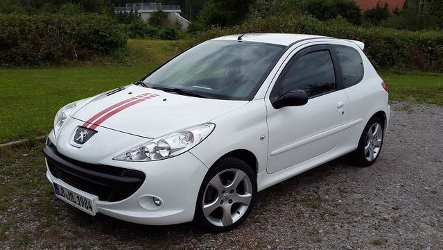 Gebraucht Peugeot 206+ 75 PS (55 kW) 2010 Weiß metallic Kleinwagen