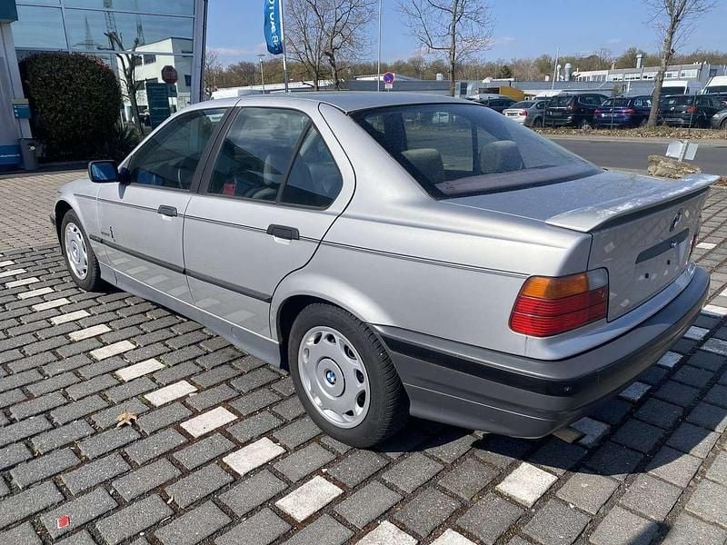 Gebraucht BMW 318 113 PS (83 kW) 1993 Silber Limousine