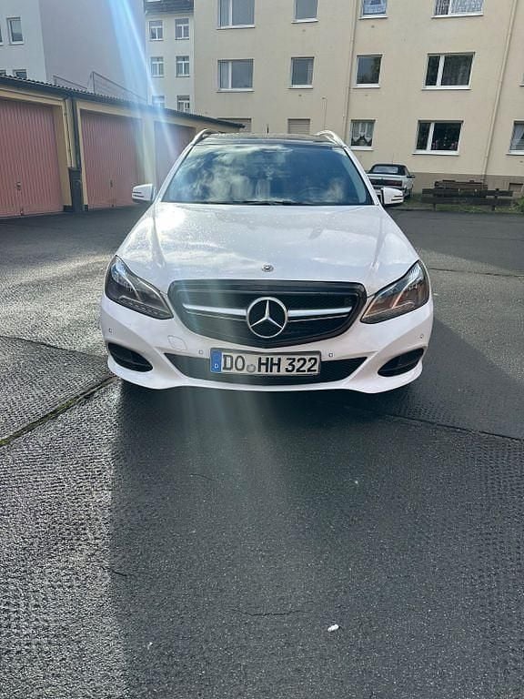 Weiß Gebraucht 2014 Mercedes E200 Avantgarde Limousine | 6.700 € (Superpreis) - Bild 1/4