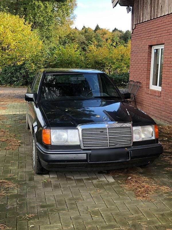 Blau Gebraucht 1993 Mercedes 200 Limousine | 2.450 € - Bild 1/4