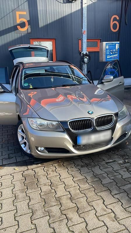 Gebraucht BMW 318 105 PS (77 kW) 2011 Grau Kombi