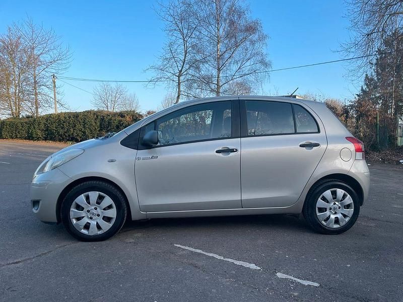 Gebraucht Toyota Yaris Cool 101 PS (74 kW) 2010 Silber Kleinwagen