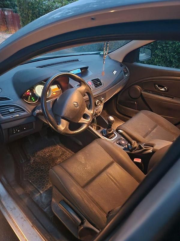 Grau Gebraucht 2011 Renault Mégane GrandTour Dynamique Kombi | 4.000 € (Fairer Preis) - Bild 1/4