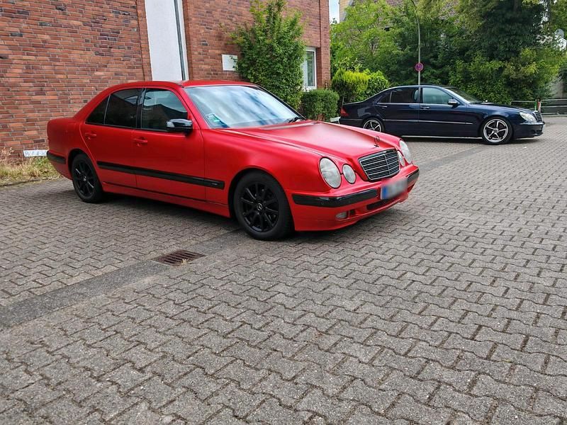 Gebraucht Mercedes E200 136 PS (100 kW) 1999 Rot Limousine