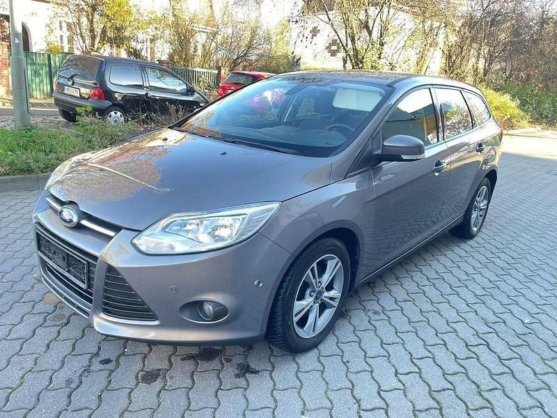 Braun Gebraucht 2013 Ford Focus Champions Edition Limousine | 2.399 € (Superpreis) - Bild 1/4