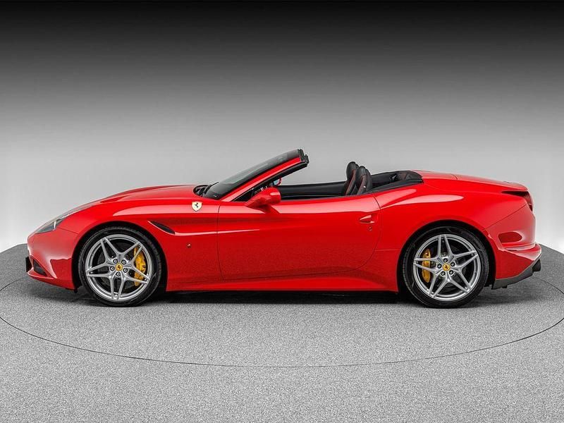 Second-hand Ferrari California 560 CP (411 kW) 2017 Roșu Cabrio