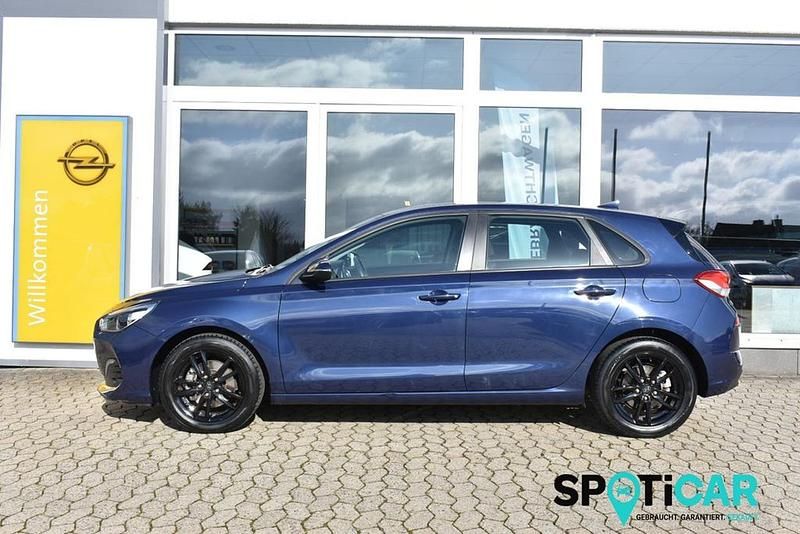Gebraucht Hyundai i30 Select 120 PS (88 kW) 2019 Blau Kleinwagen