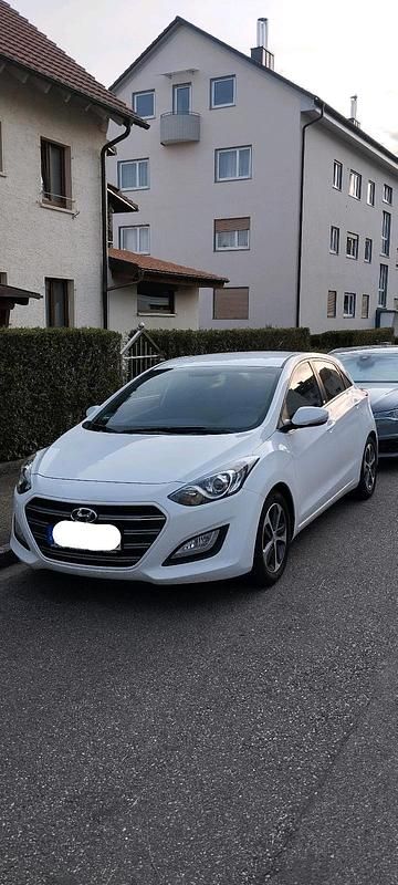Weiß Gebraucht 2016 Hyundai i30 Limousine | 9.990 € (Etwas zu teuer) - Bild 1/4