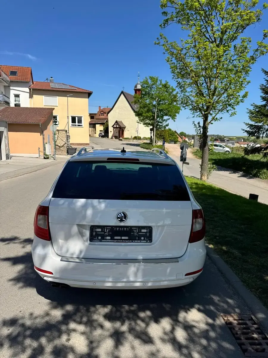 Używany Skoda Superb 150 KM (110 kW) 2012 Biały Kombi