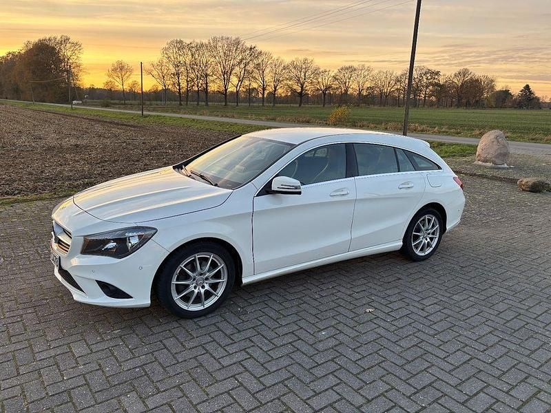 Weiß Gebraucht 2015 Mercedes CLA180 Shooting Brake Kombi | 14.900 € (Guter Preis) - Bild 1/4