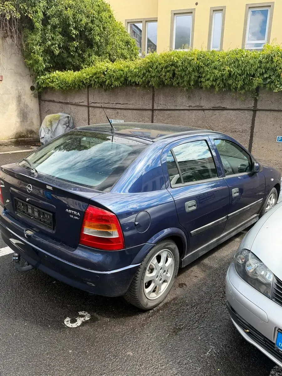 Używany Opel Astra 101 KM (74 kW) 2000 Niebieski Sedan/Limuzyna