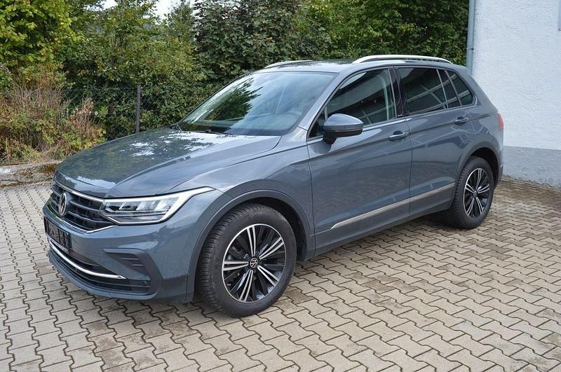 Grau Gebraucht 2023 VW Tiguan Active SUV | 29.790 € (Guter Preis) - Bild 1/4