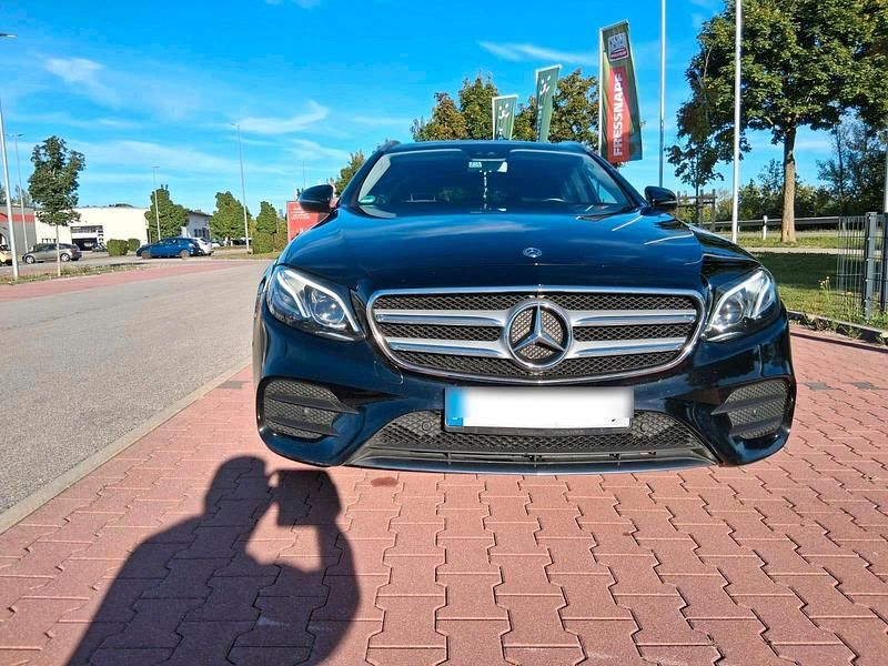 Schwarz Gebraucht 2019 Mercedes E220 AMG line Kombi | 31.900 € (Etwas zu teuer) - Bild 1/4