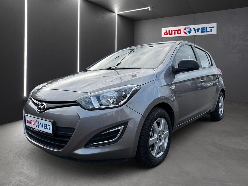 Grau Gebraucht 2013 Hyundai i20 Edition Kleinwagen | 4.990 € (Fairer Preis) - Bild 1/4