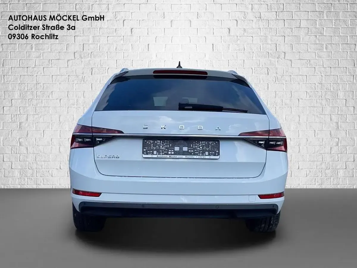 Gebraucht Skoda Superb Style 150 PS (110 kW) 2024 Moonweiß perleffekt Kombi