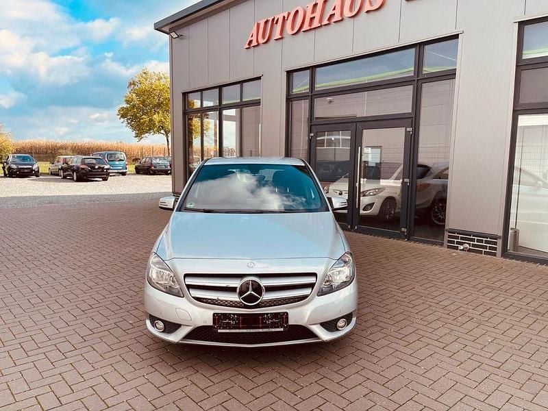 Polarsilber Gebraucht 2013 Mercedes B180 Van / Kleinbus | 10.999 € (Guter Preis) - Bild 1/4
