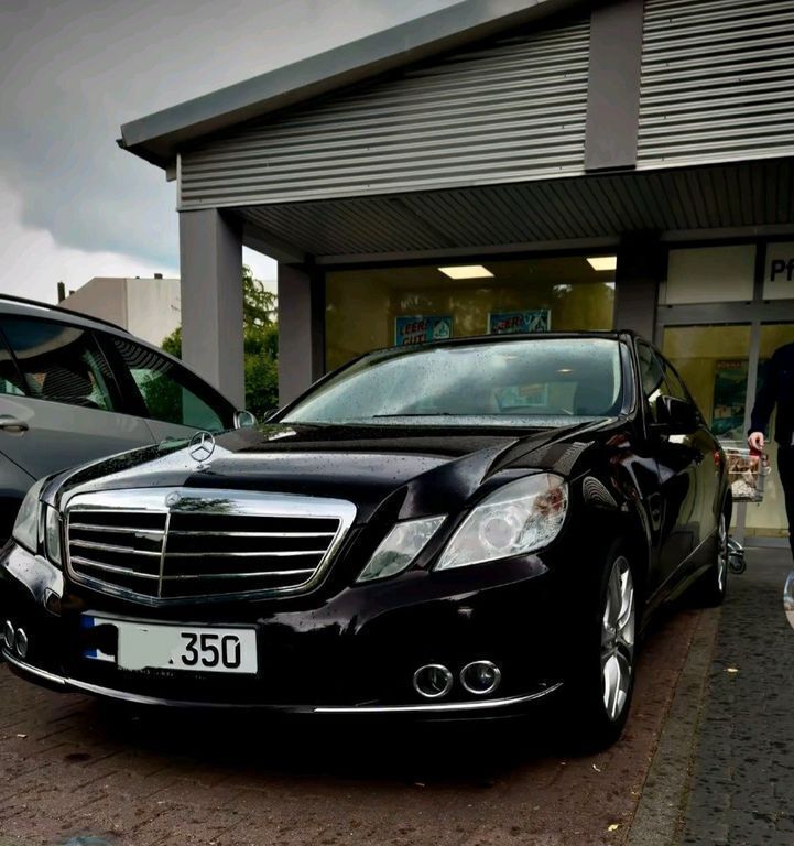 Braun Gebraucht 2009 Mercedes E350 Limousine | 10.600 € (Fairer Preis) - Bild 1/4
