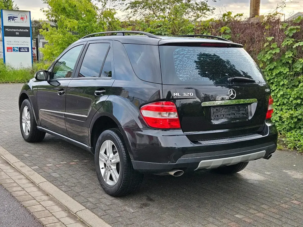 Gebraucht Mercedes ML320 224 PS (164 kW) 2006 Schwarz SUV