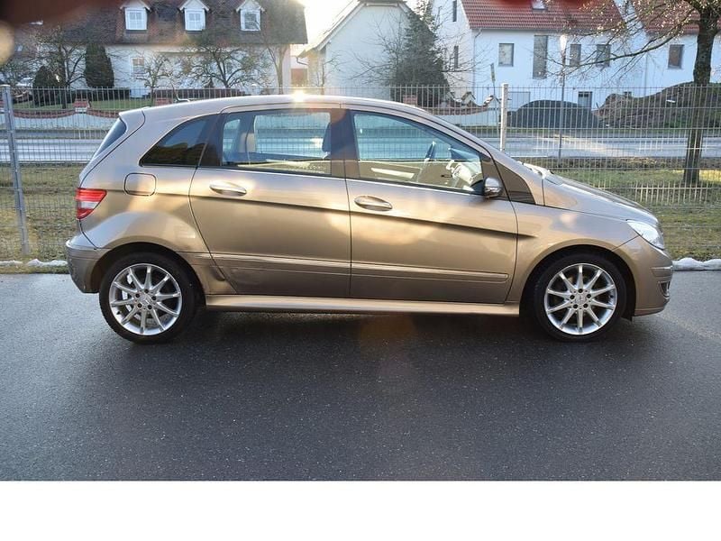 Gebraucht Mercedes B200 140 PS (102 kW) 2006 Gold Van / Kleinbus